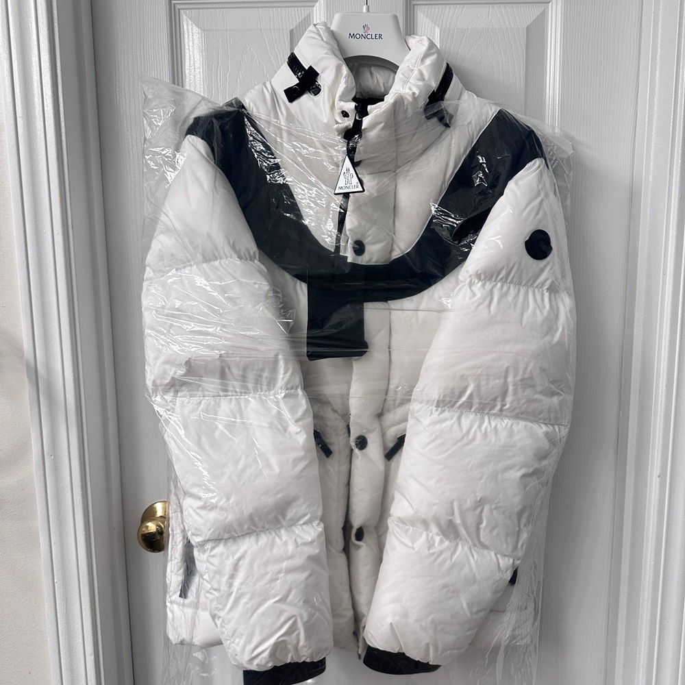 $2090 MONCLER White Short Iwaki Down Jacket Size 1/S